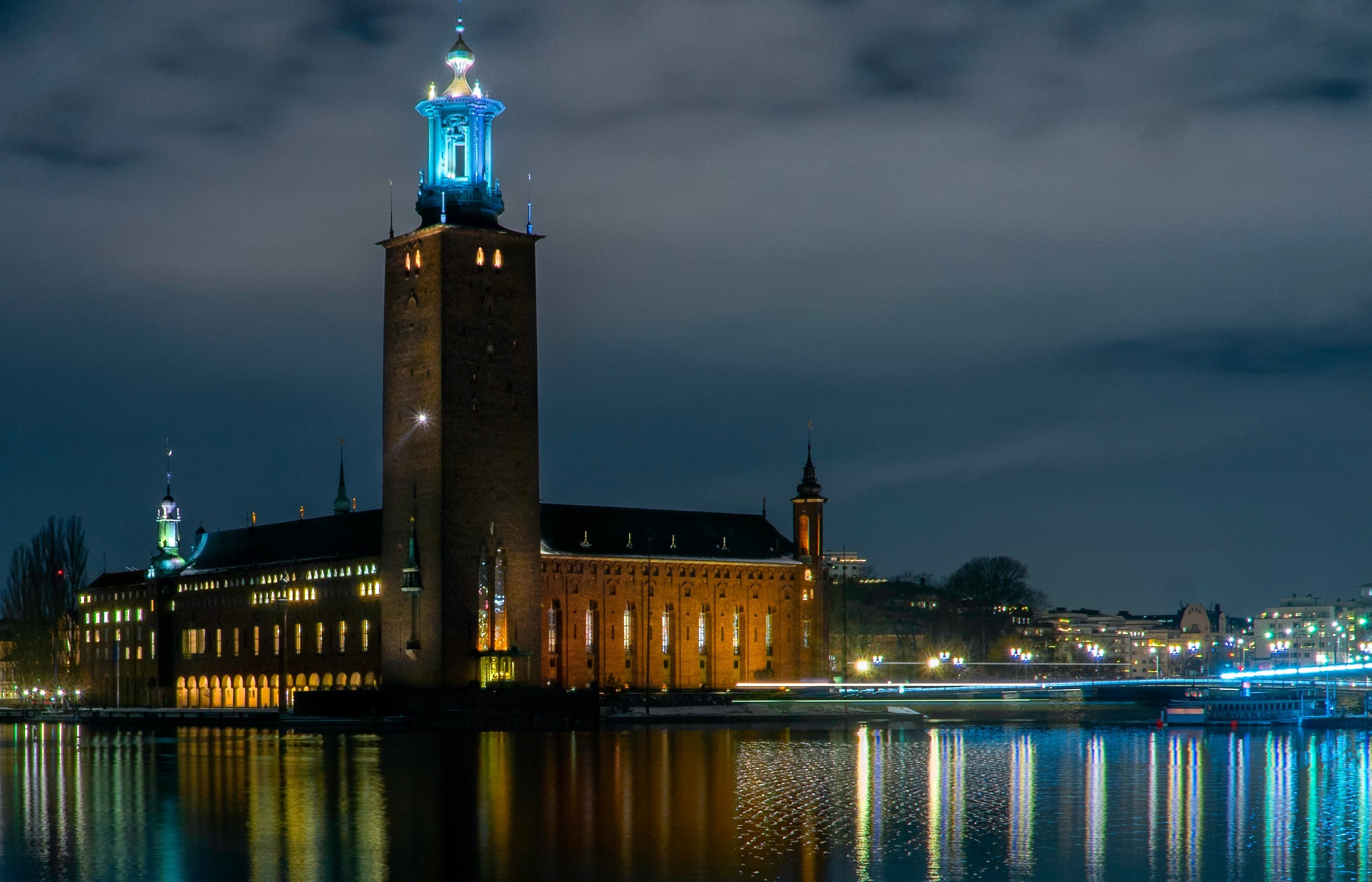 unsplash stadshuset red.jpg