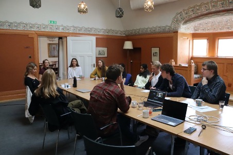 Intensiva diskussioner i helgrupp under l&ouml;rdagens m&ouml;te